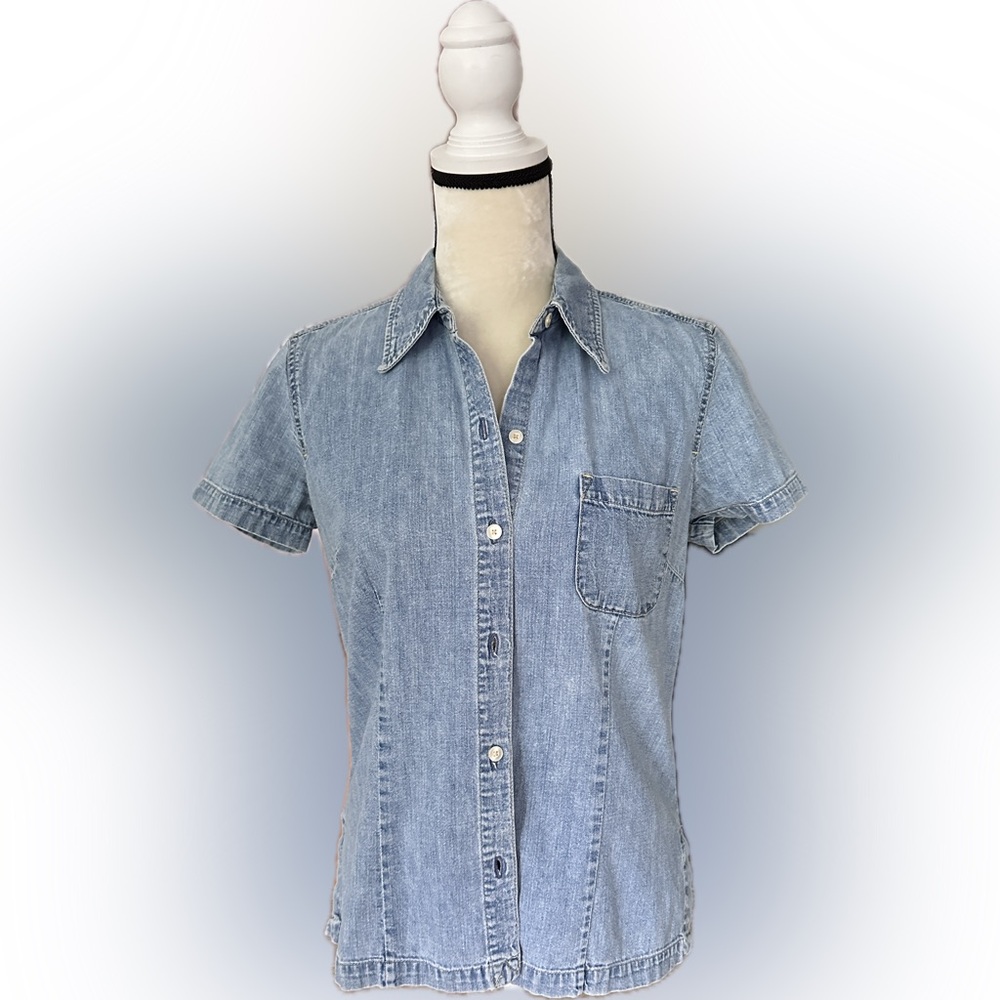 Gap women’s vintage medium-wash short-sleeved denim shirt.